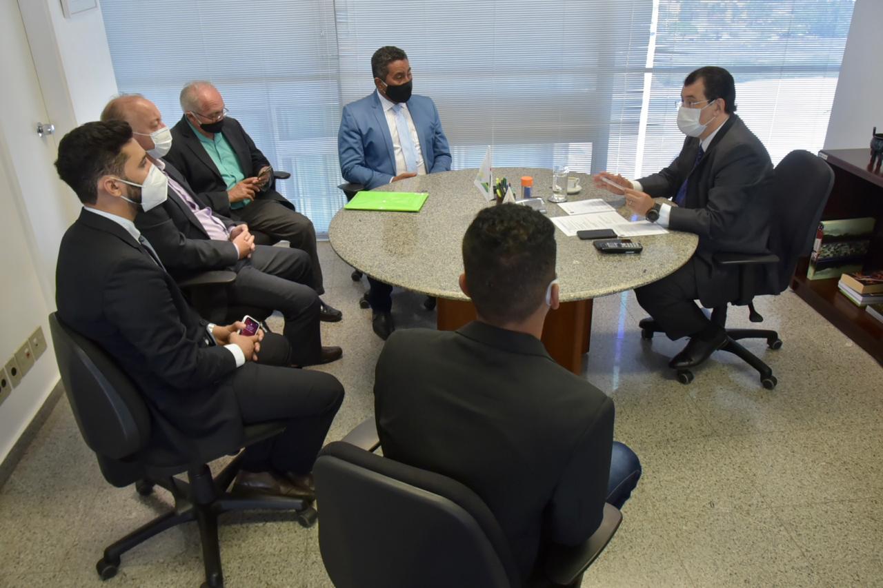 Eduardo Braga apoia pescadores e diz ser contra extinção do seguro-defeso