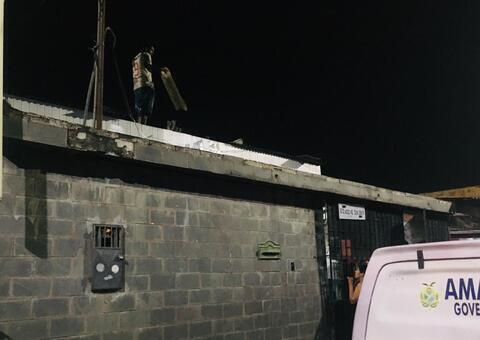 Vídeo: Homem tem crise e quase cai de telhado ao ser resgatado em Manaus