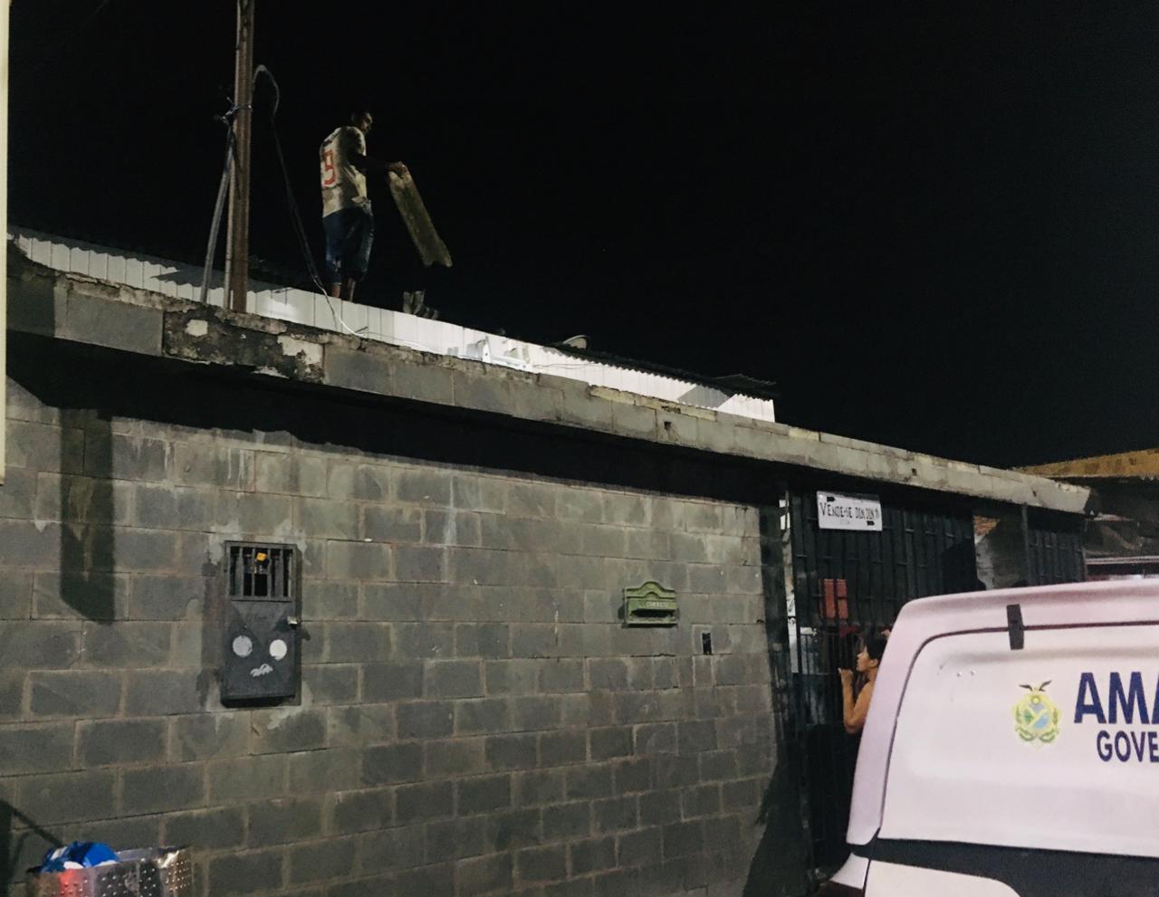 Vídeo: Homem tem crise e quase cai de telhado ao ser resgatado em Manaus