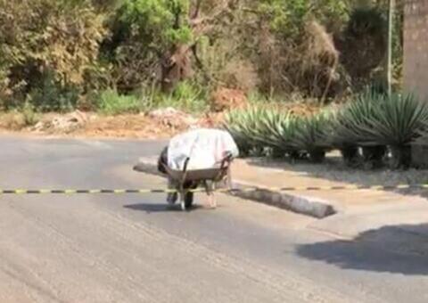 Família descobre morte de jovem após ver foto do corpo em carrinho de mão
