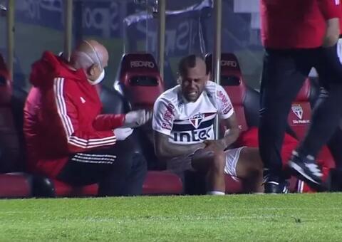 Daniel Alves faz cirurgia após fraturar o braço durante jogo 