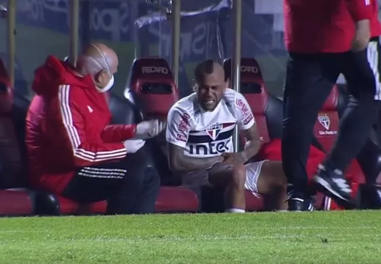 Daniel Alves faz cirurgia após fraturar o braço durante jogo 