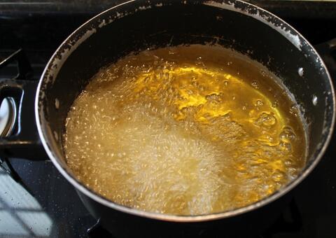 Mãe é presa por queimar mãos do filho de 8 anos com óleo quente em Manaus