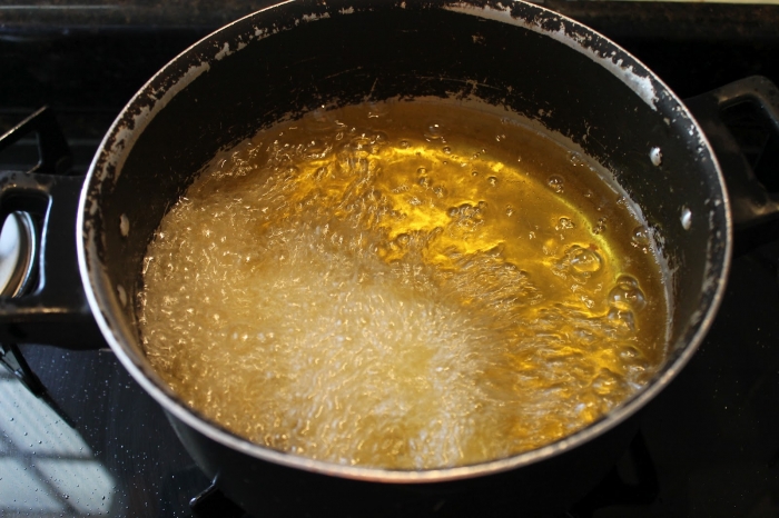 Mãe é presa por queimar mãos do filho de 8 anos com óleo quente em Manaus