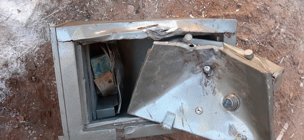 Catadores encontram R$ 35 mil em cofre descartado pela polícia