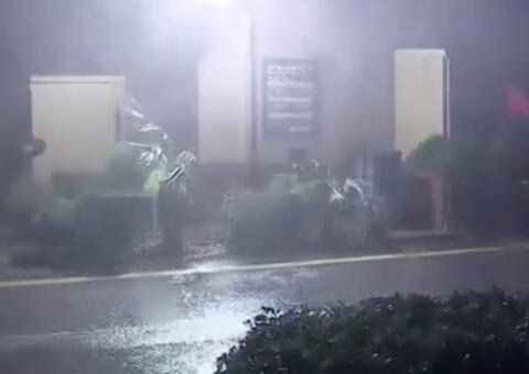 Furacão Laura mata três pessoas e devasta estados com ventos de 240 km/h