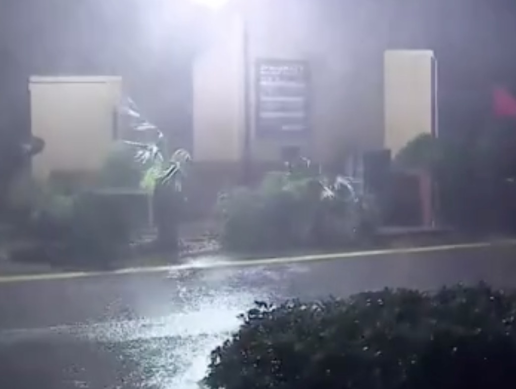 Furacão Laura mata três pessoas e devasta estados com ventos de 240 km/h