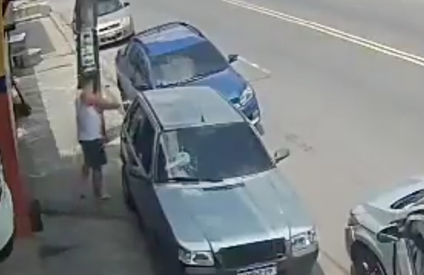 Homem quebra carro com barra de ferro após briga de trânsito em Manaus