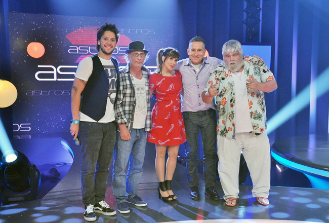 Ex-jurados do ‘Astros’ prestam homenagem emocionante a Arnaldo Saccomani