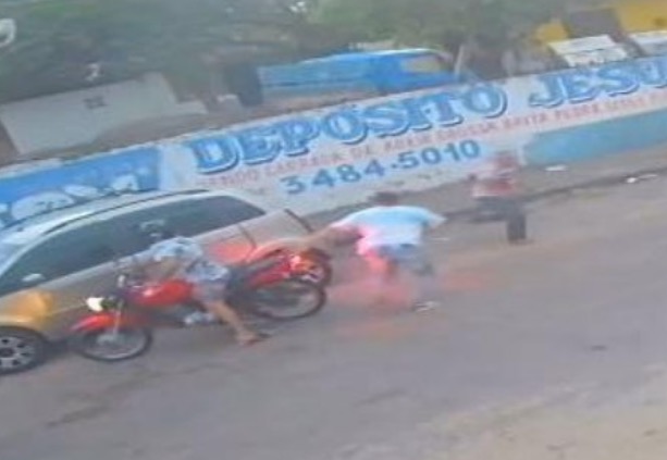 Homem rouba bíblia e deixa alvará de soltura cair no cão