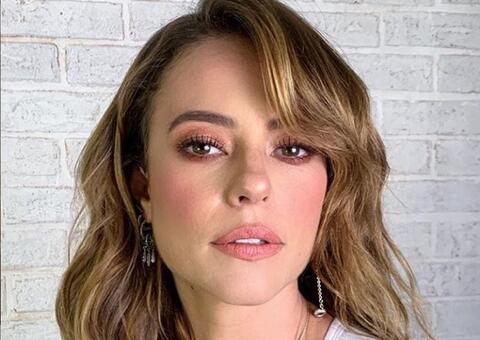 Paolla Oliveira posa de biquíni e exibe bumbum natural perfeito