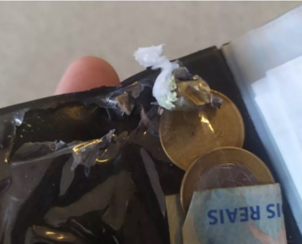 Jovem leva tiro e é salvo da morte por moeda no bolso