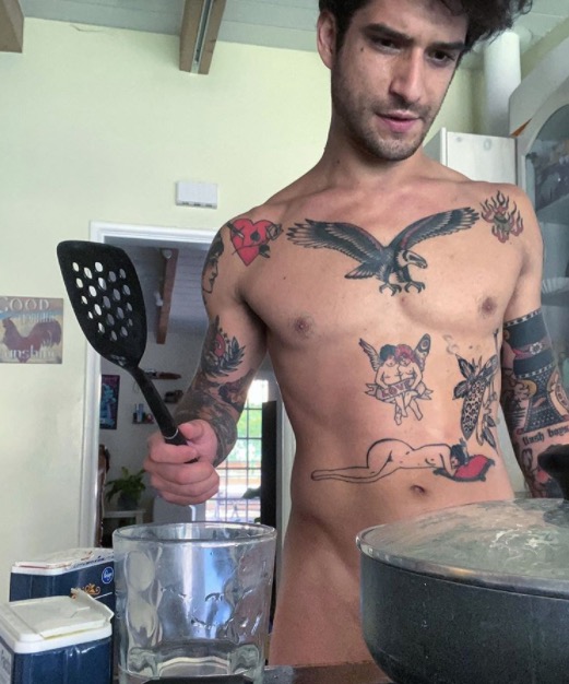 Astro de Teen Wolf, Tyler Posey publica foto peladão; ‘fritando linguiça’