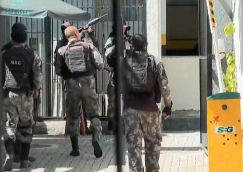 Equipe da Globo fica encurralada durante transmissão de tiroteio no Rio