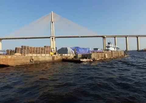 Balsas com mais de 6 mil botijões de gás são apreendidas em Manaus 