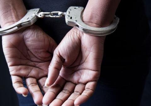 Mãe que queimou menino de 8 anos com óleo quente é presa em Manaus