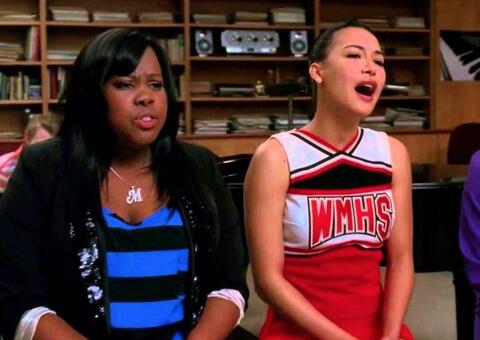 Amber Riley, de Glee, faz tributo emocionante a Naya Rivera