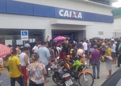 Agência da Caixa registra longa fila e aglomeração nesta sexta em Manaus 