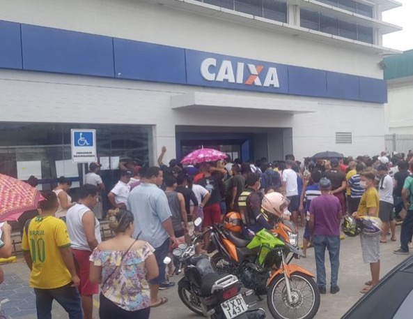 Agência da Caixa registra longa fila e aglomeração nesta sexta em Manaus 