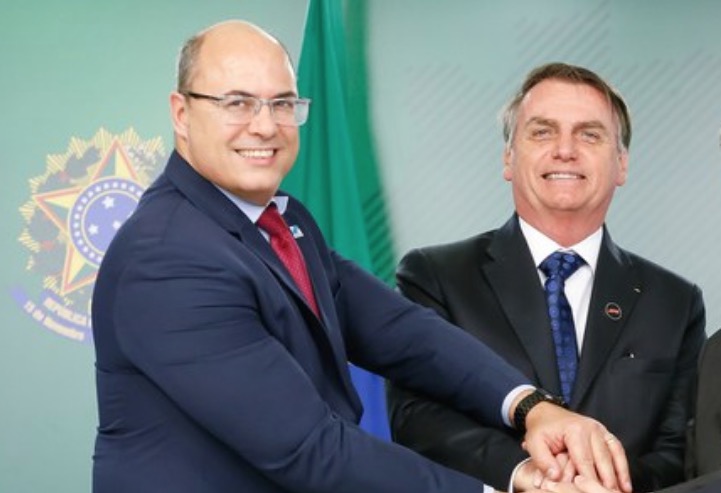 Bolsonaro ri ao falar sobre afastamento de Witzel do governo do RJ