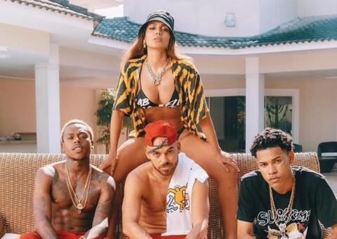Anitta canta rap e sensualiza de fio dental em clipe com Papatinho; assista
