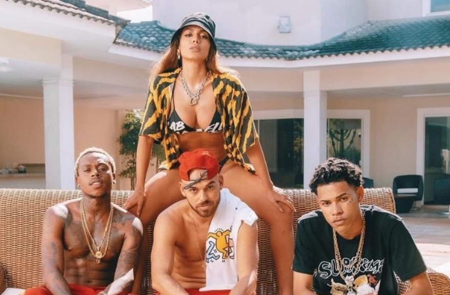 Anitta canta rap e sensualiza de fio dental em clipe com Papatinho; assista