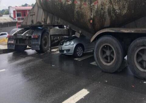 Caminhão perde o controle e atinge carro em avenida de Manaus 