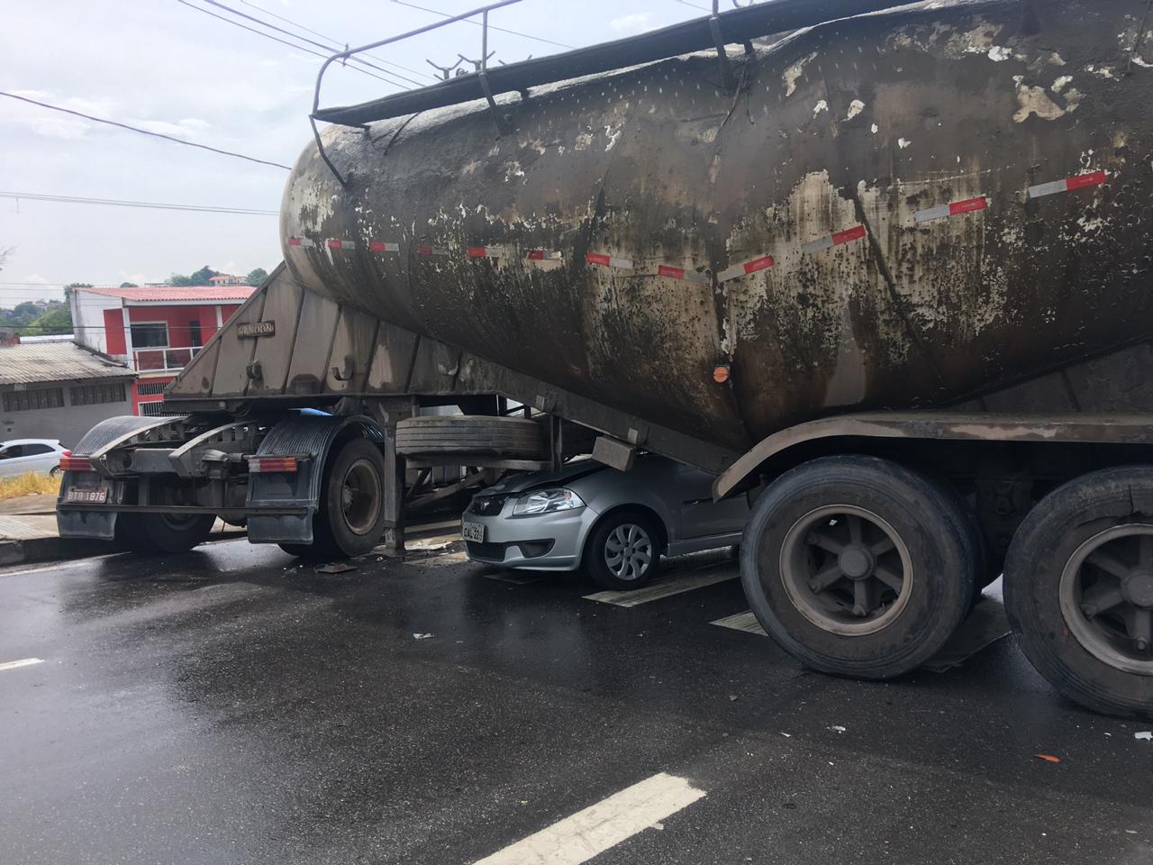 Caminhão perde o controle e atinge carro em avenida de Manaus 