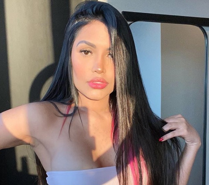 Ex-bbb Flay surge com bumbum gigante após lipo lad e impressiona 