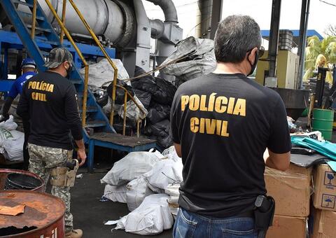 Polícia incinera uma tonelada de maconha apreendida em Manaus
