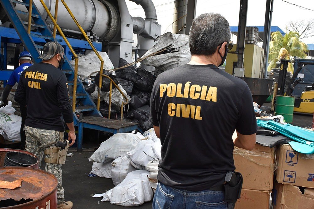 Polícia incinera uma tonelada de maconha apreendida em Manaus