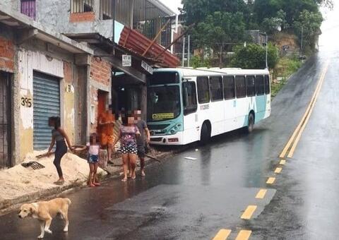 Ônibus invade casa após motorista perder controle do veículo em Manaus 