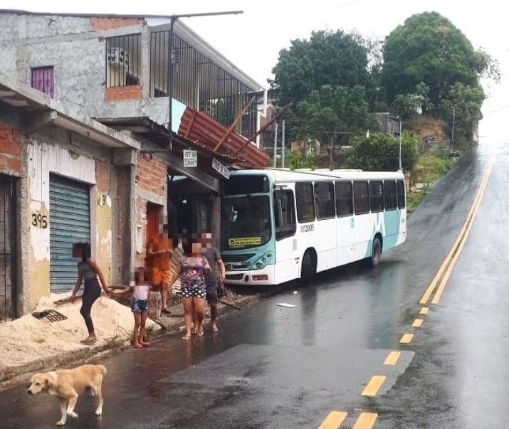 Ônibus invade casa após motorista perder controle do veículo em Manaus 