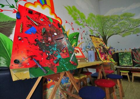 Estudante de educação especial faz exposição de pintura em Manaus