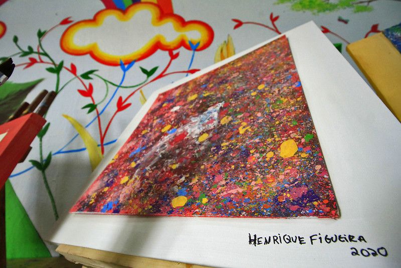 Estudante de educação especial faz exposição de pintura em Manaus