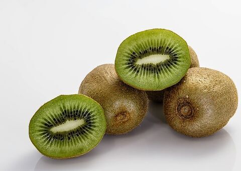 Benefícios do kiwi antes de dormir; saiba mais