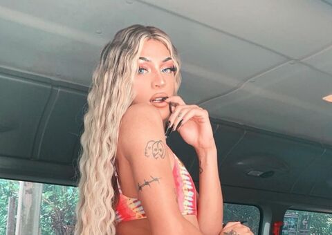 Pabllo Vittar choca com bumbum turbinado de fio dental
