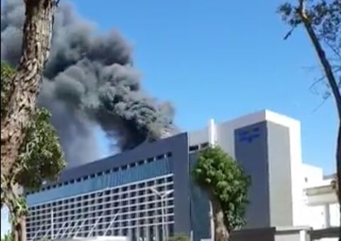 Pacientes são retirados às pressas de hospital em chamas em DF