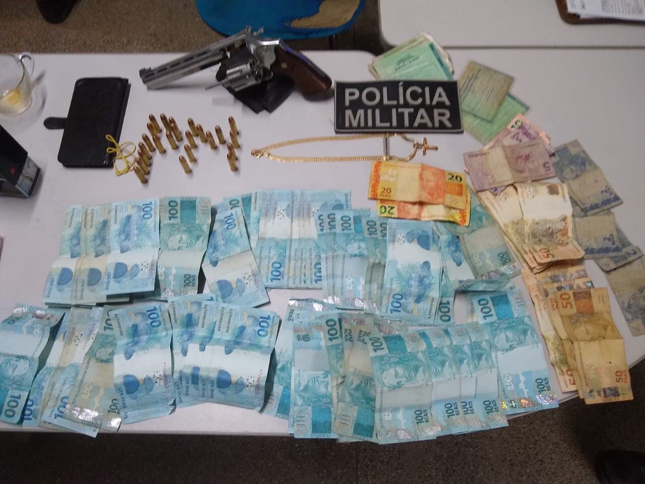 Homem é preso com armas e dinheiro no Amazonas 