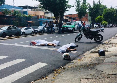 Parados no sinal, dupla é executada com vários tiros no Centro de Manaus
