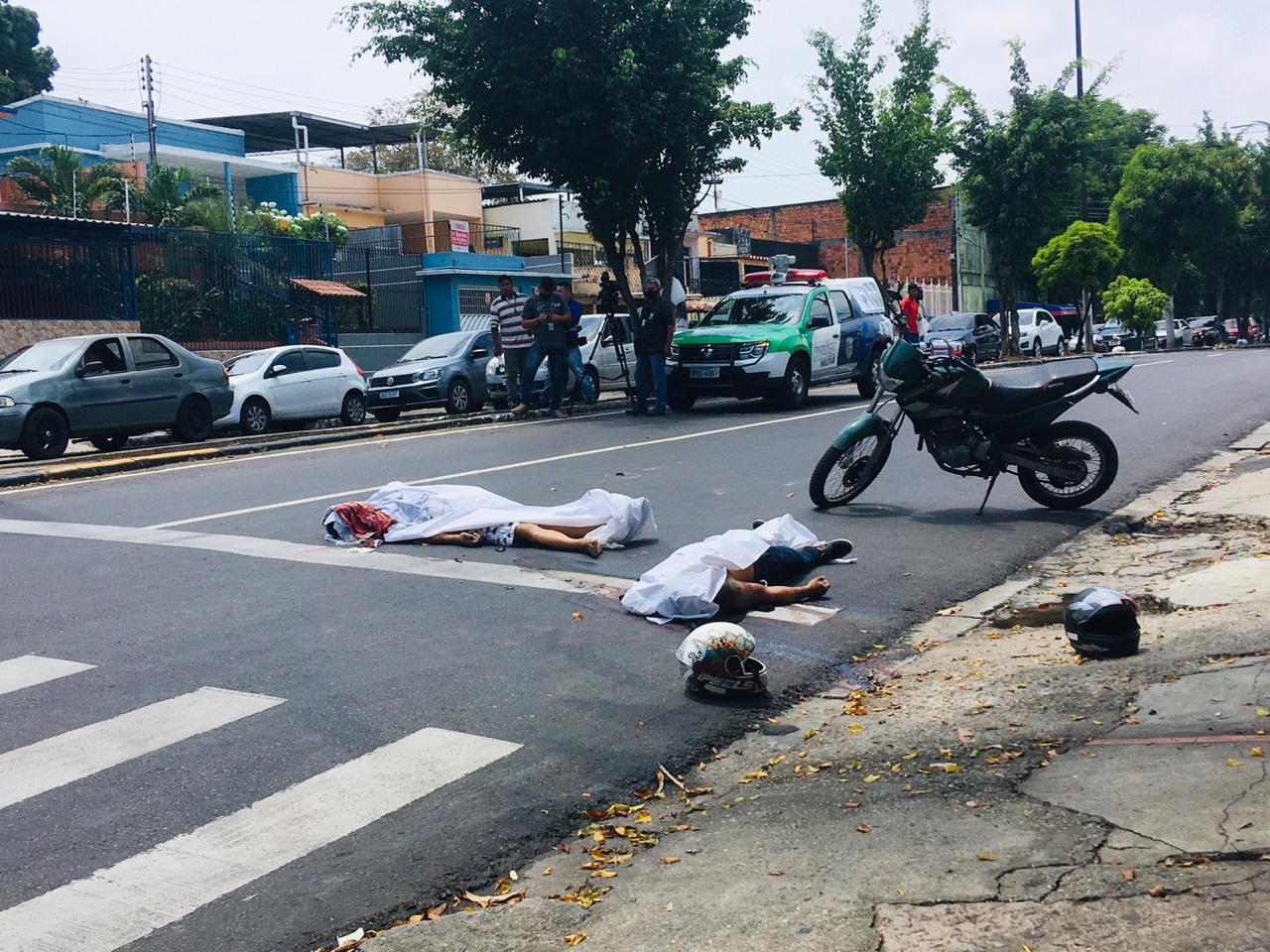 Parados no sinal, dupla é executada com vários tiros no Centro de Manaus