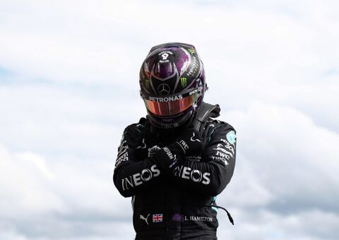 Com homenagem ao 'Pantera Negra', Hamilton domina e faz pole na Bélgica