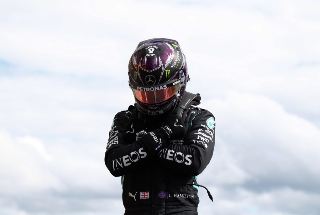 Com homenagem ao 'Pantera Negra', Hamilton domina e faz pole na Bélgica