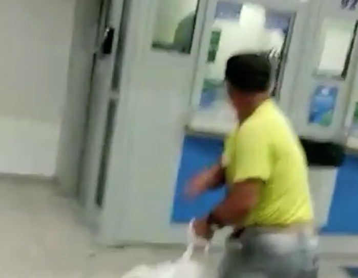 Vídeo: Homem surta e arrebenta garrafas de vidro contra loteria de Manaus 