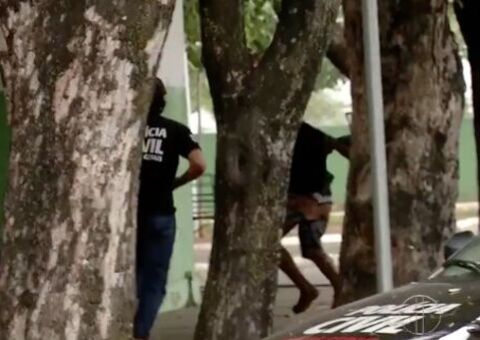 Presos tentam fugir algemados juntos e se dão mal; Veja vídeo 