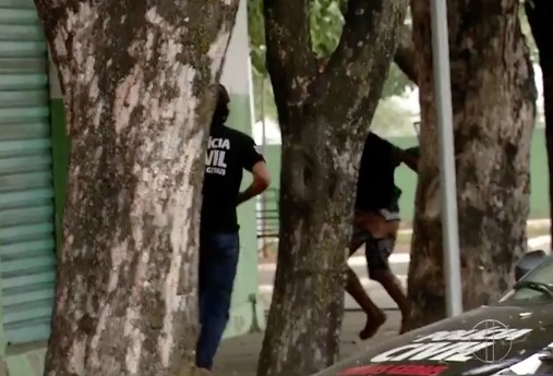Presos tentam fugir algemados juntos e se dão mal; Veja vídeo 