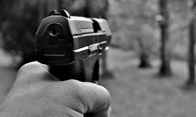 Suposta briga entre facções criminosas deixa um idoso baleado em Manaus
