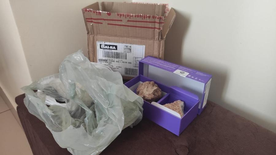 Após caso de mandioca, mulher compra iPhone pela internet e recebe pedras