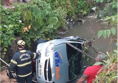 Carro cai em igarapé de Manaus e motorista desaparece