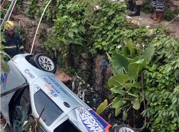 Carro cai em igarapé de Manaus e motorista desaparece